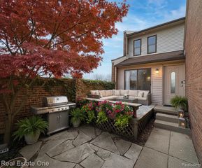 410 Willow Grove Lane, Rochester Hills, MI 48307