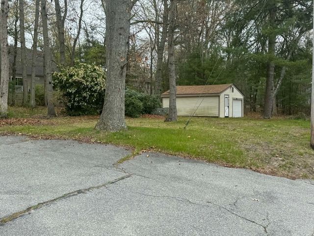 16 Assonet Blvd, Freetown, MA 02702