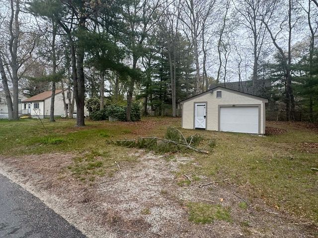 16 Assonet Blvd, Freetown, MA 02702