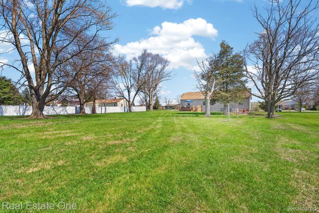 343 Bates Lane, Frenchtown Township, MI 48162