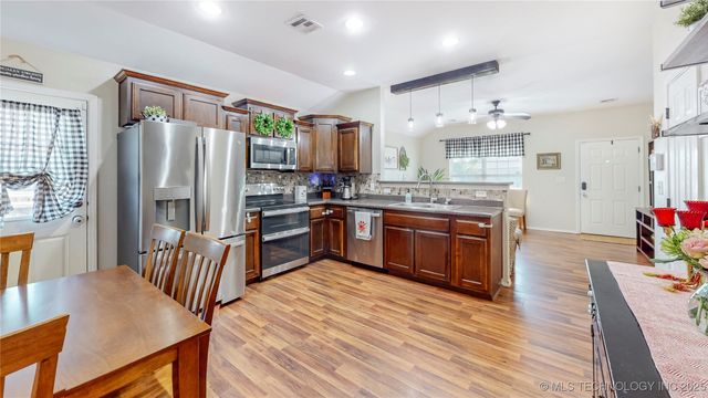 9248 S 254th East Avenue, Broken Arrow, OK 74014