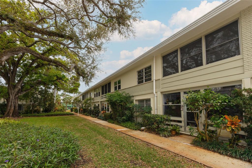 677 Royal Palm Blvd 8, Vero Beach, FL 32960