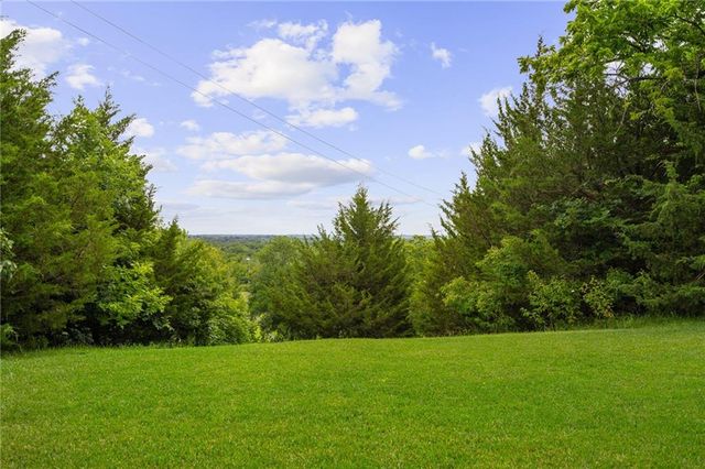 18511 224th Street, Tonganoxie, KS 66086
