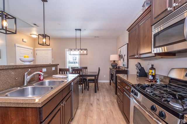 936 W SPRING CREEK LN, Farmington, UT 84025