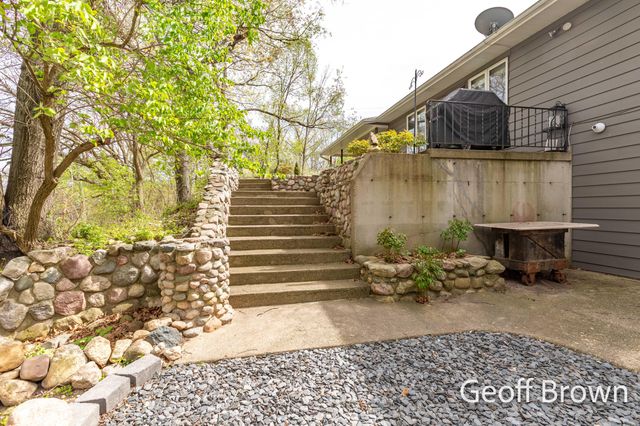 4145 11 Mile Road NE, Rockford, MI 49341