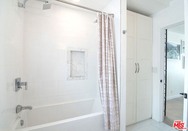 2843 S Holt Avenue, Los Angeles, CA 90034