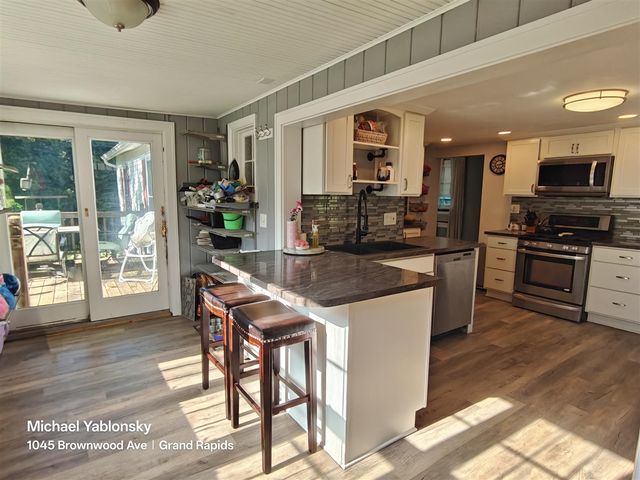1045 Brownwood Avenue, Grand Rapids, MI 49504