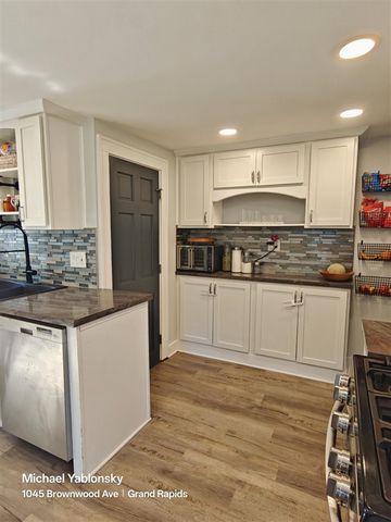 1045 Brownwood Avenue, Grand Rapids, MI 49504