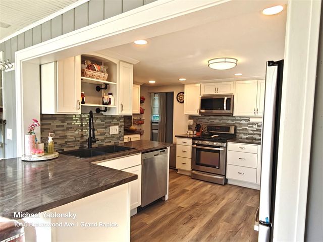 1045 Brownwood Avenue, Grand Rapids, MI 49504