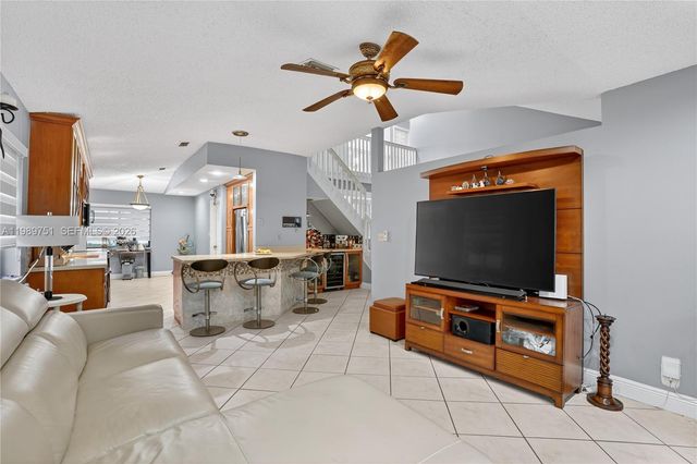 11501 SW 9th Ct, Pembroke Pines, FL 33025