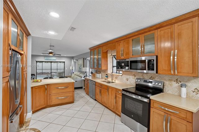 11501 SW 9th Ct, Pembroke Pines, FL 33025