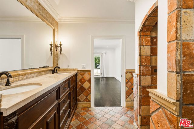 524 N Kilkea Drive, Los Angeles, CA 90048