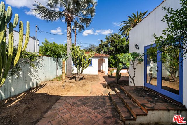 524 N Kilkea Drive, Los Angeles, CA 90048