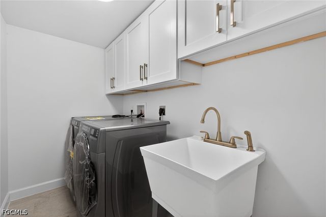 745 Cardium ST, Sanibel, FL 33957