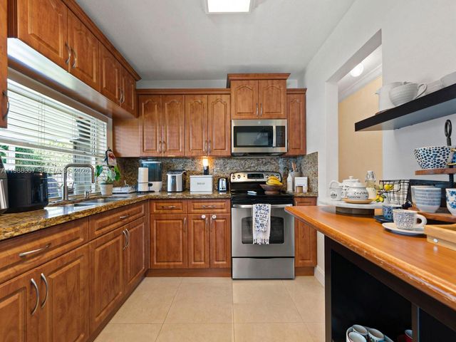 8530 NW 179th St, Hialeah, FL 33015