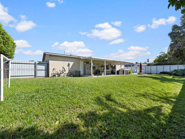 8530 NW 179th St, Hialeah, FL 33015