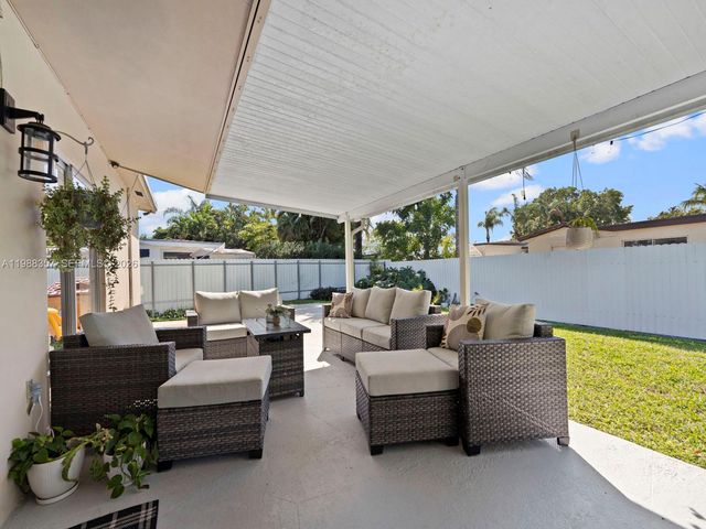 8530 NW 179th St, Hialeah, FL 33015