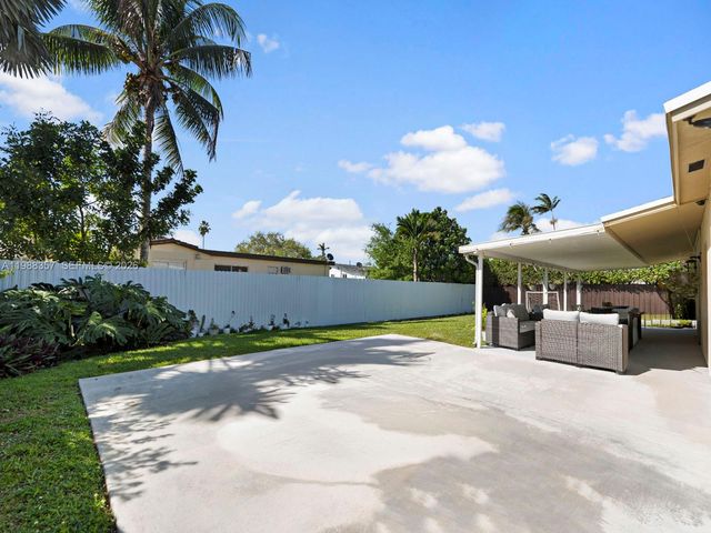 8530 NW 179th St, Hialeah, FL 33015