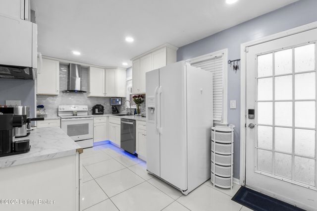 8205 Candelabrum Pl, Louisville, KY 40214