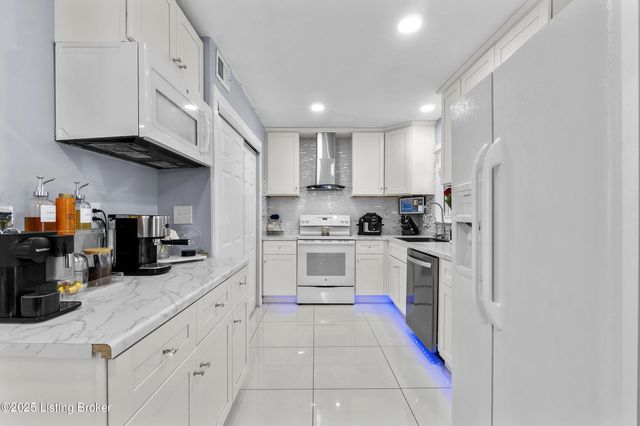 8205 Candelabrum Pl, Louisville, KY 40214