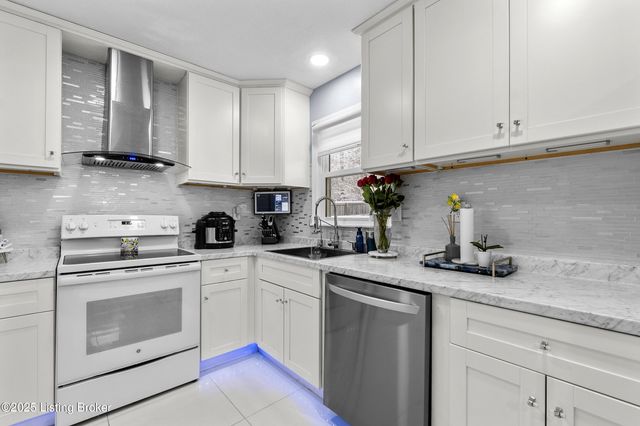 8205 Candelabrum Pl, Louisville, KY 40214