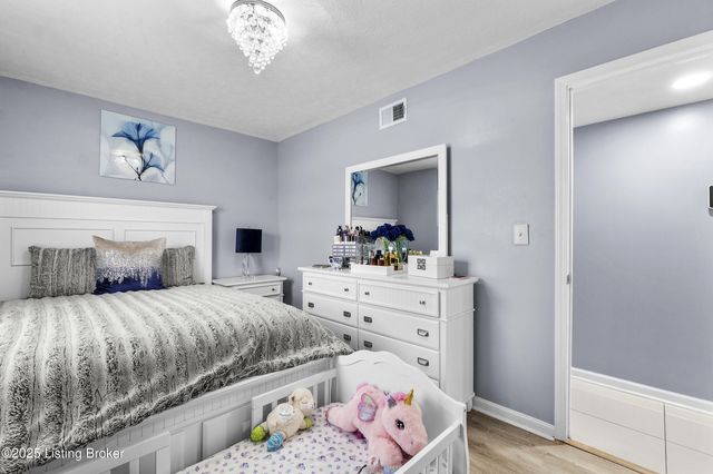 8205 Candelabrum Pl, Louisville, KY 40214