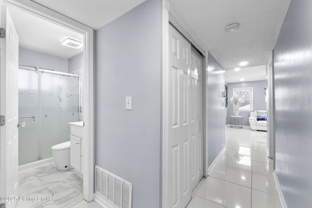 8205 Candelabrum Pl, Louisville, KY 40214