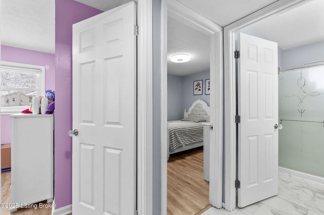 8205 Candelabrum Pl, Louisville, KY 40214