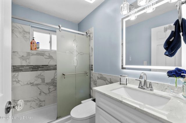 8205 Candelabrum Pl, Louisville, KY 40214