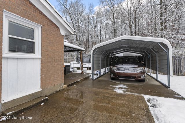 8205 Candelabrum Pl, Louisville, KY 40214