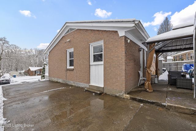 8205 Candelabrum Pl, Louisville, KY 40214