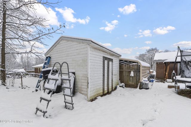 8205 Candelabrum Pl, Louisville, KY 40214