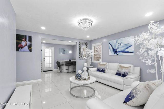 8205 Candelabrum Pl, Louisville, KY 40214