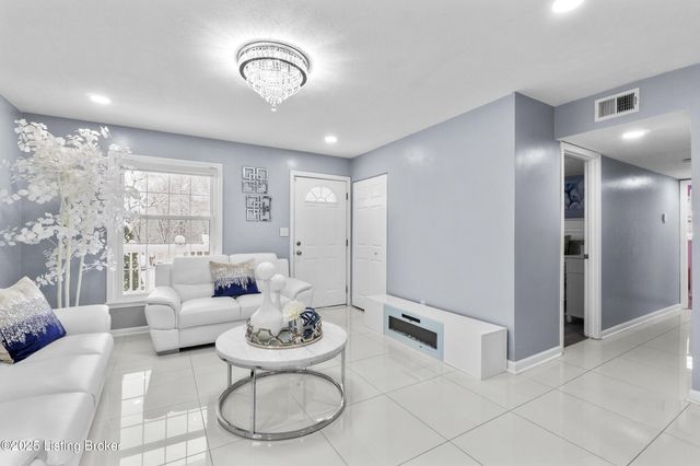 8205 Candelabrum Pl, Louisville, KY 40214