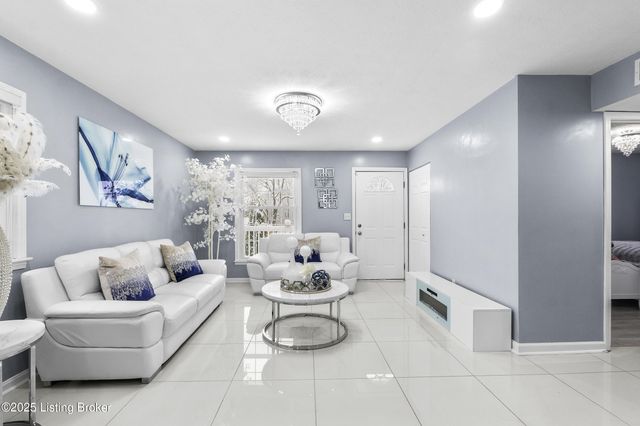 8205 Candelabrum Pl, Louisville, KY 40214