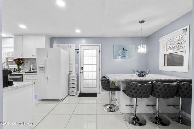 8205 Candelabrum Pl, Louisville, KY 40214