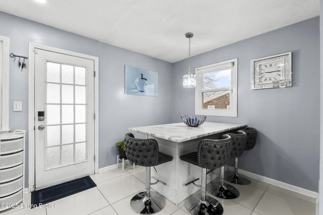 8205 Candelabrum Pl, Louisville, KY 40214