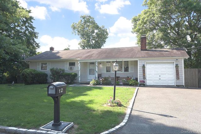 12 Acorn Street, Ronkonkoma, NY 11779
