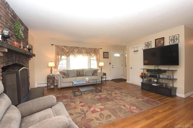 12 Acorn Street, Ronkonkoma, NY 11779
