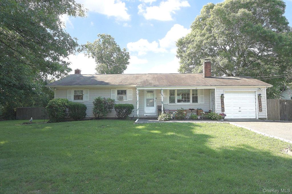 12 Acorn Street, Ronkonkoma, NY 11779