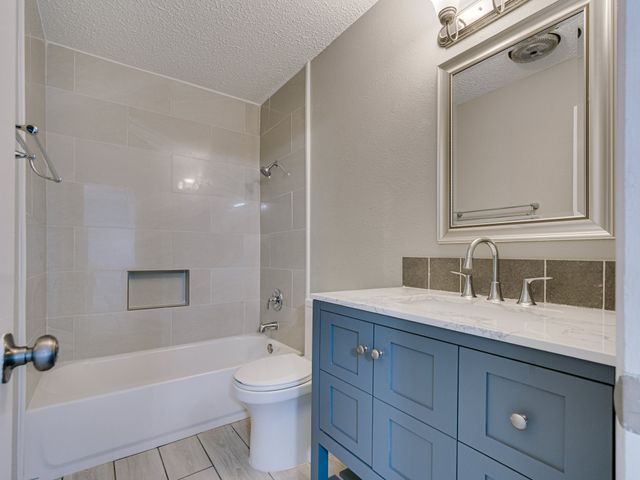 2714 Meadow Bluff Lane, Dallas, TX 75237