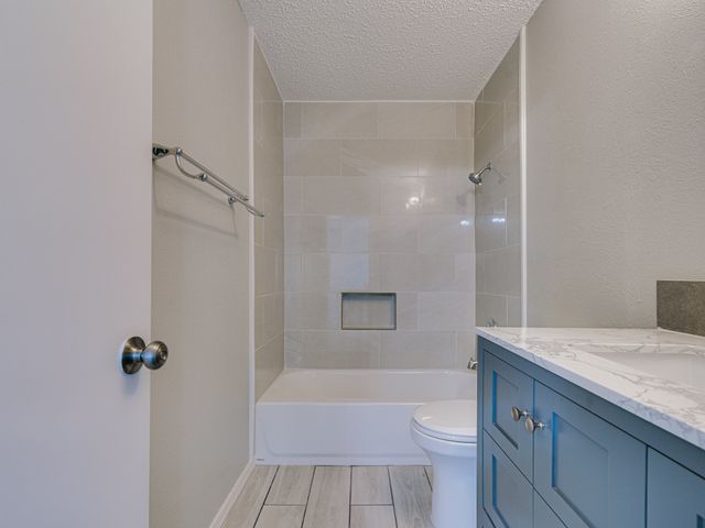 2714 Meadow Bluff Lane, Dallas, TX 75237