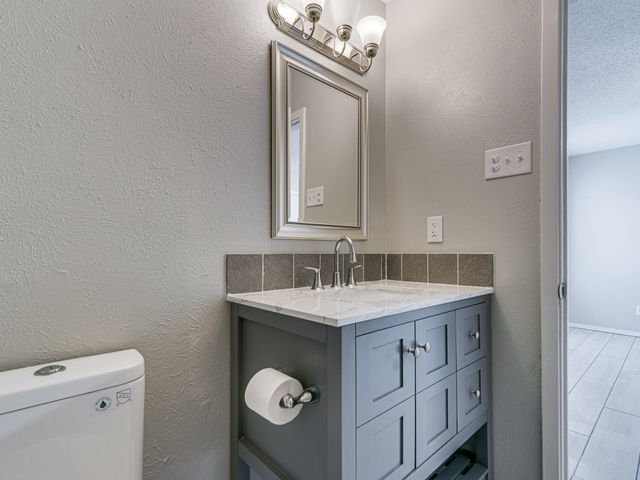 2714 Meadow Bluff Lane, Dallas, TX 75237
