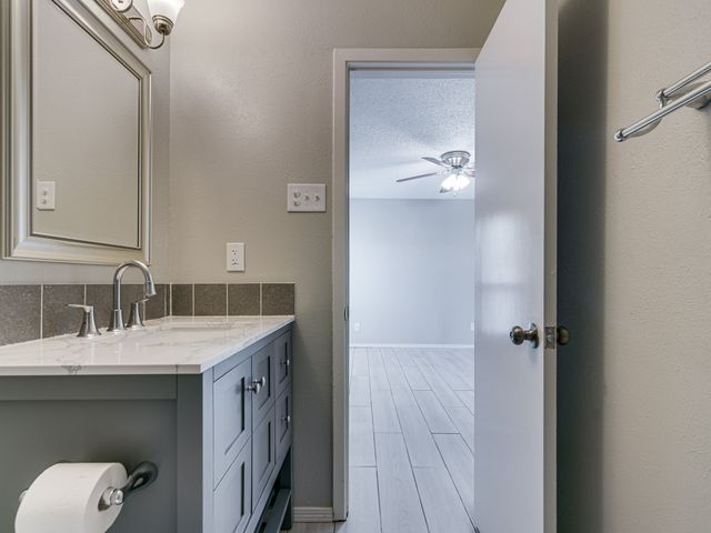 2714 Meadow Bluff Lane, Dallas, TX 75237