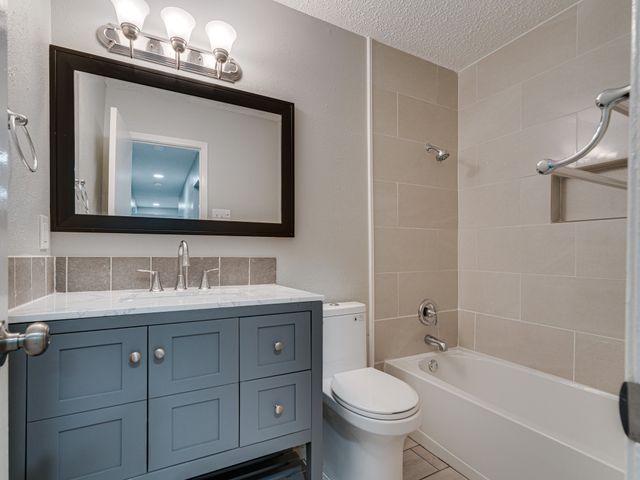 2714 Meadow Bluff Lane, Dallas, TX 75237