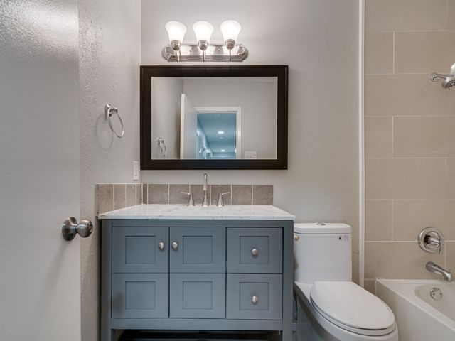 2714 Meadow Bluff Lane, Dallas, TX 75237