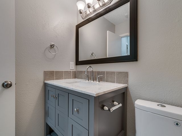 2714 Meadow Bluff Lane, Dallas, TX 75237