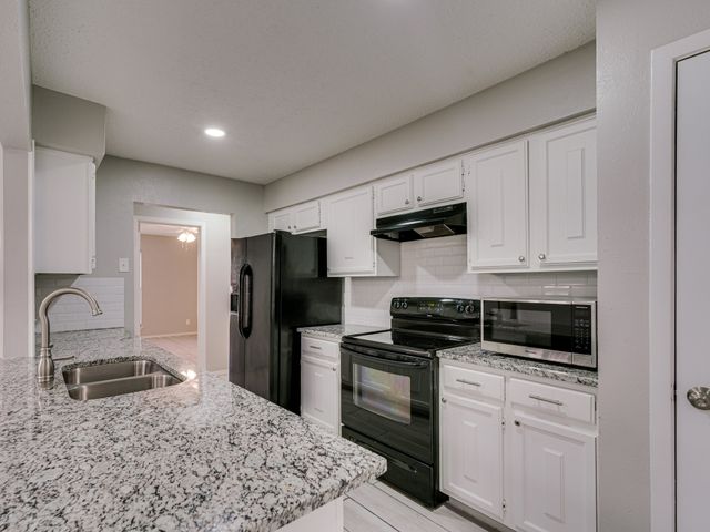 2714 Meadow Bluff Lane, Dallas, TX 75237