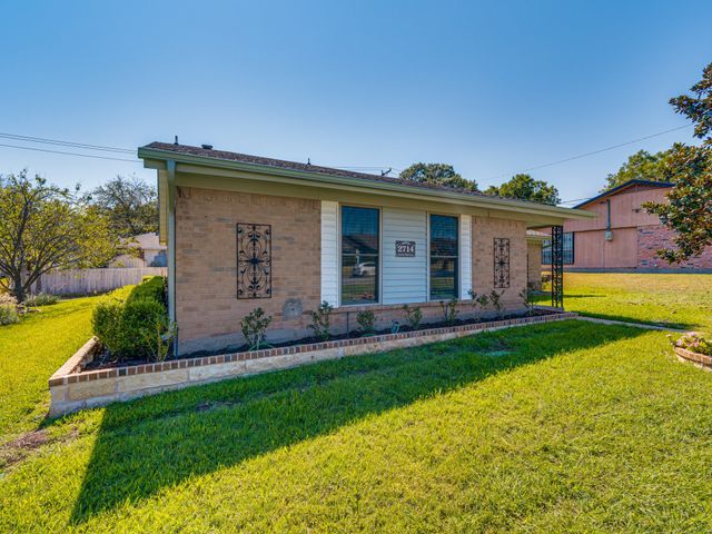 2714 Meadow Bluff Lane, Dallas, TX 75237