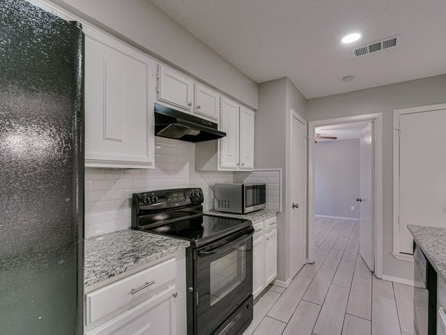 2714 Meadow Bluff Lane, Dallas, TX 75237